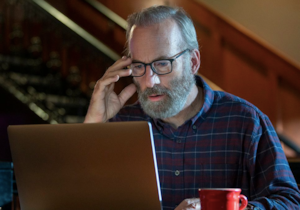 Bob Odenkirk'lü Straight Man dizisinden ilk görseller yayınlandı